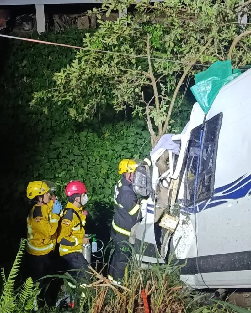 BOMBEIROS RESGATAM CASAL DE ARGENTINOS APÓS SAÍDA DE PISTA DE VEÍCULO NA CAPITAL